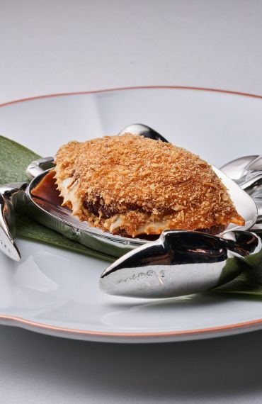 Oven-baked Crab Shell stuffed with Crab Meat and Onion